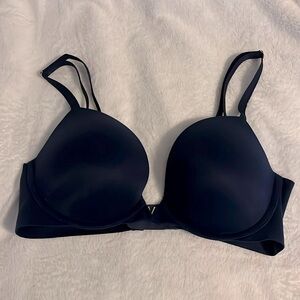 Navy blue push up bra from Victoria’s Secret. Size 34D with 4 adjustable hooks